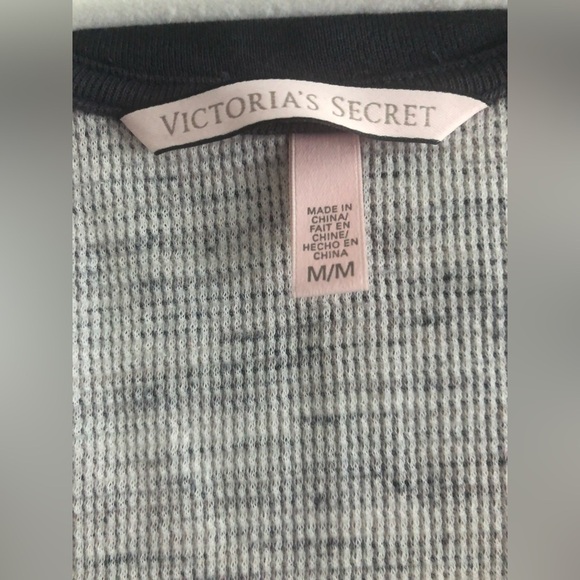 Victoria’s Secret Gray and White Henley Top sz M - Picture 4 of 6